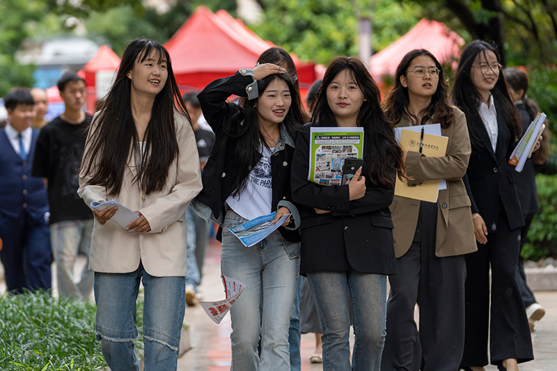 学生赶赴招聘会现场。乐动平台,手机APP下载供图